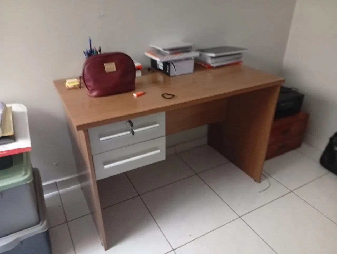 Escrivaninha em Madeira com Gavetas