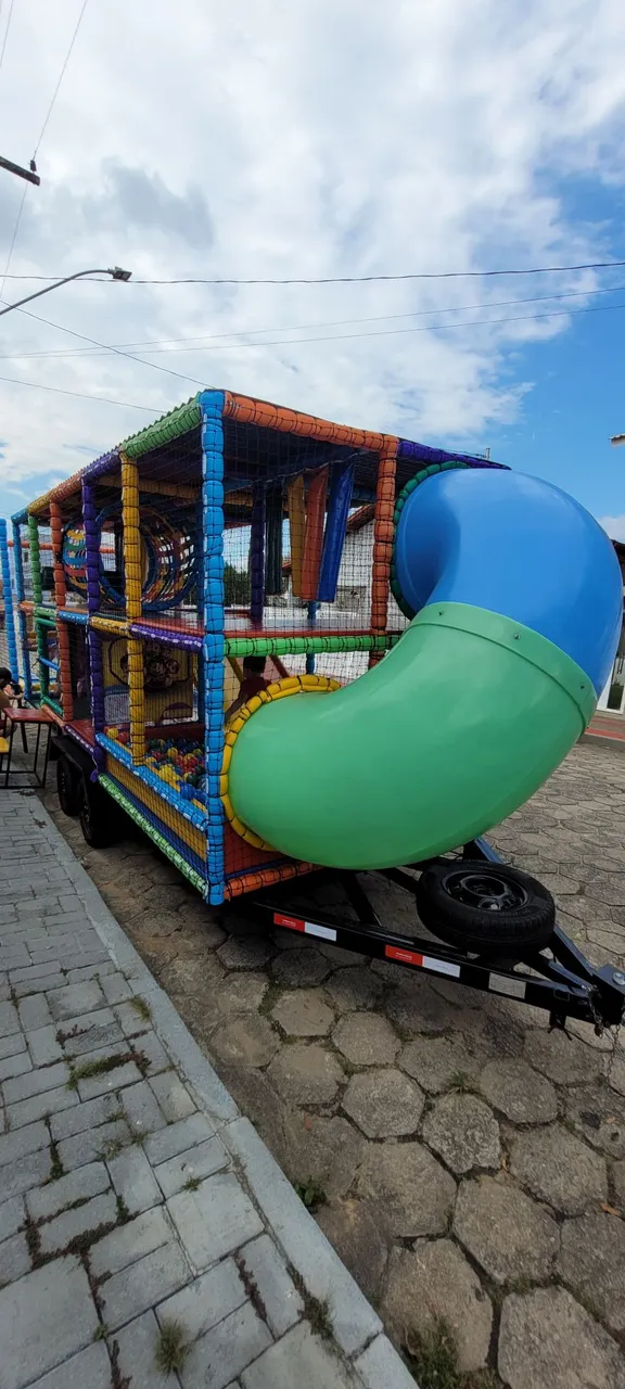 Playground com Escorregador - Diversão Garantida!