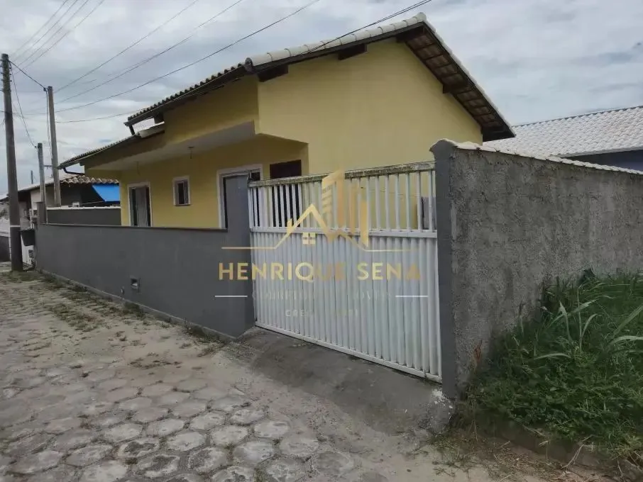 Casa colonial com 2 quartos dentro do condomínio Cisne Branco.