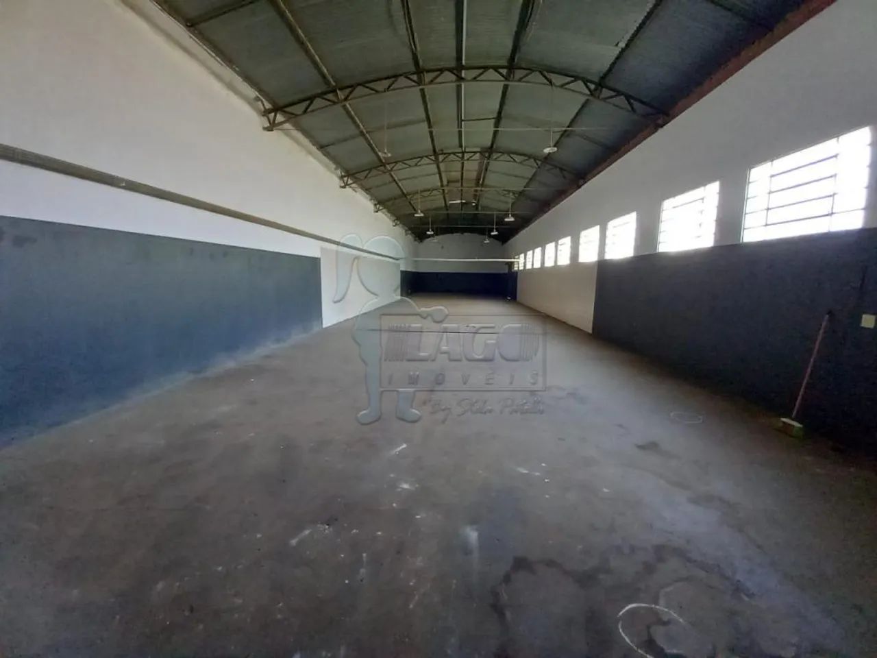 Galpão comercial de 398m² com 03 banheiros para locação e venda - Vila Carvalho