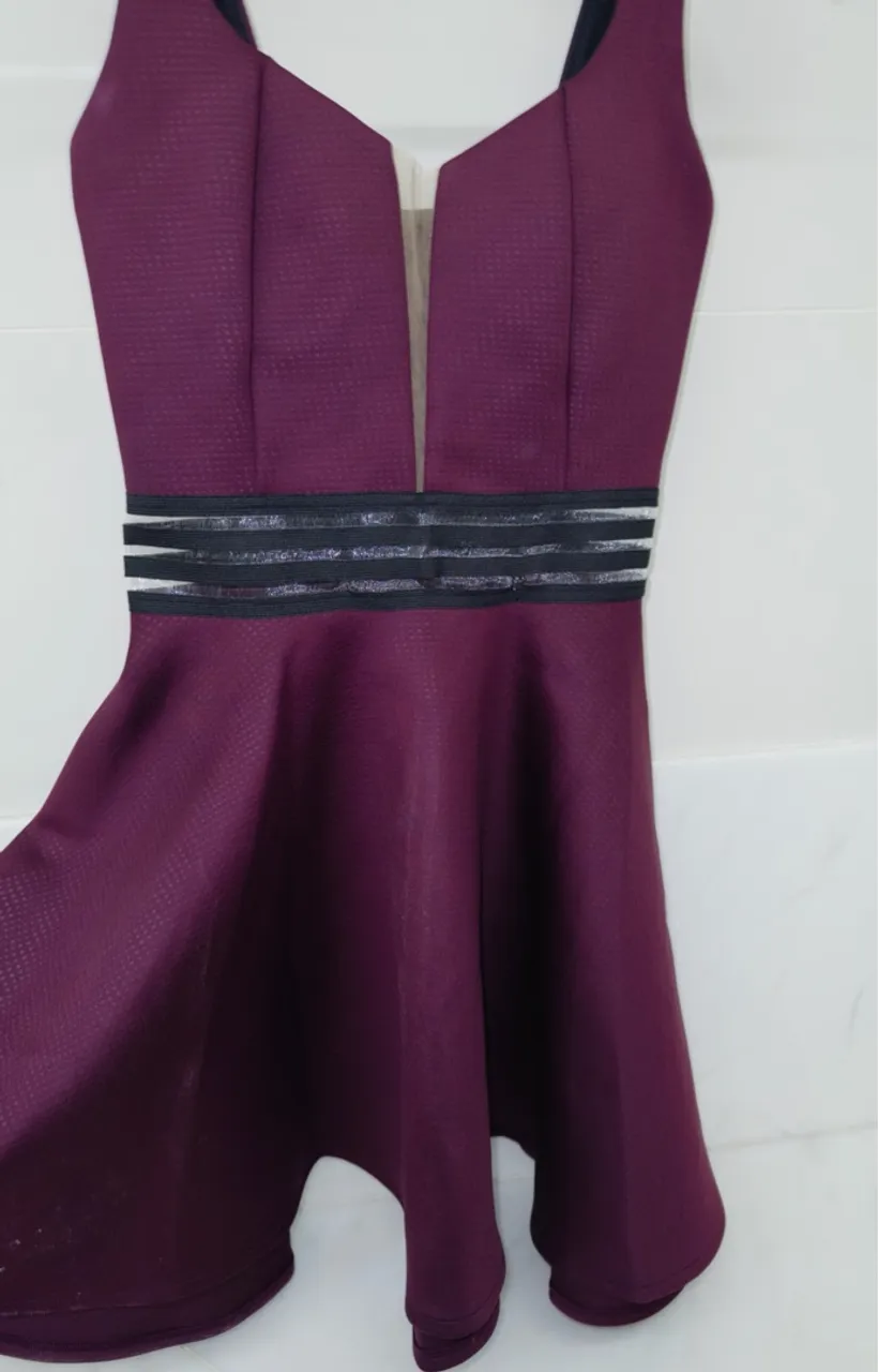Vestido Festa Bordô Elegante com Detalhes