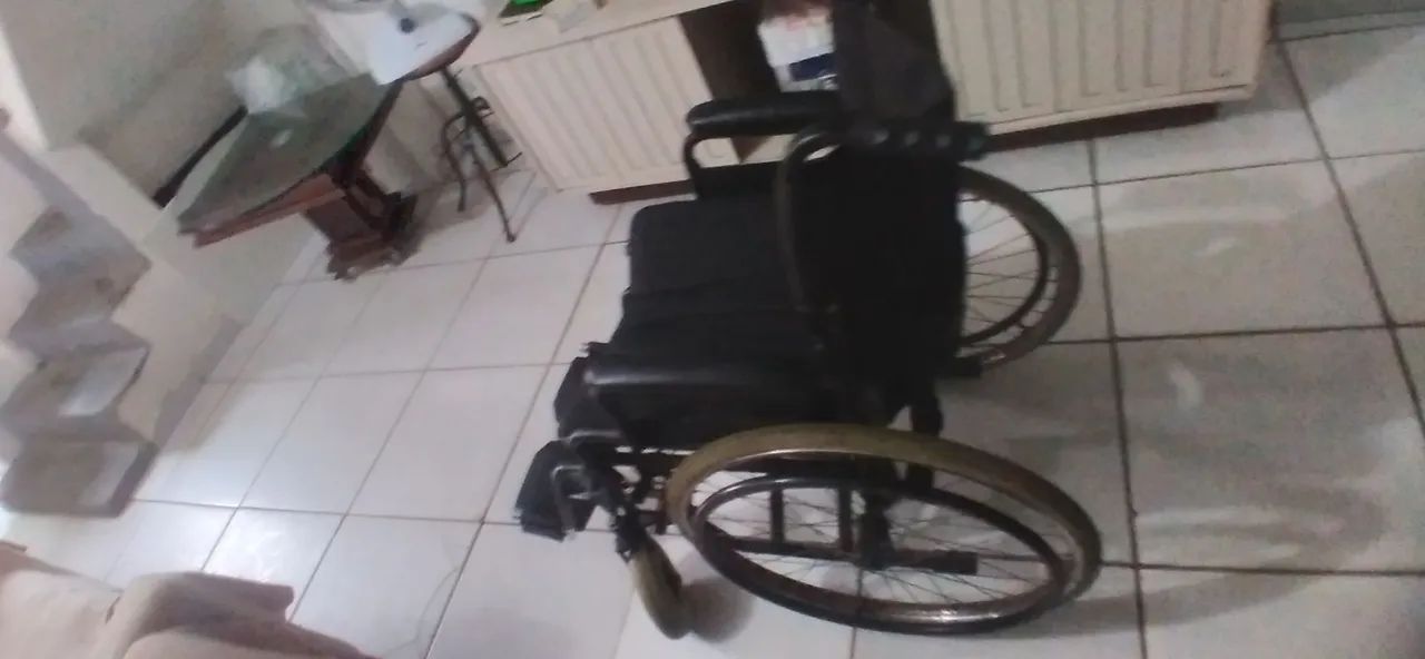Vende-se cadeira de roda - Foto 4