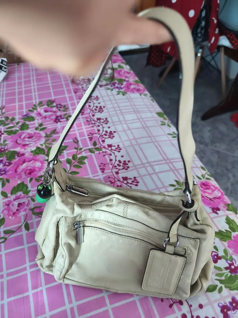 Bolsa de Ombro Bege com Detalhes Charmosos - Foto 3