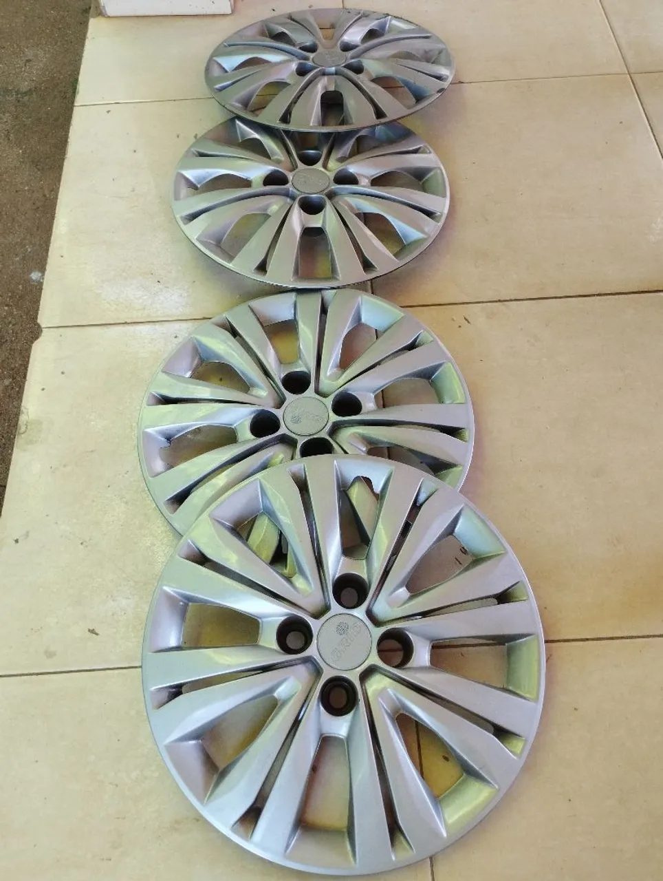 Jogo de Calotas para Carro - Design Moderno