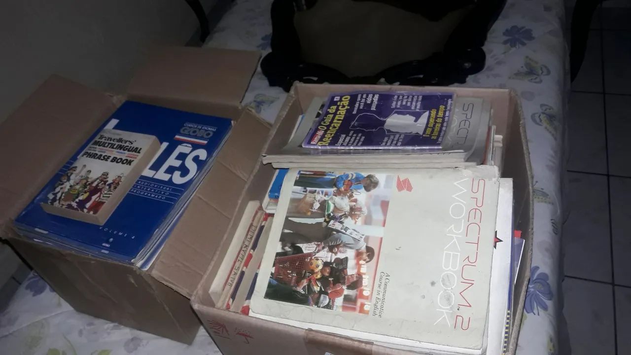 Lote de 2 caixas de Livros  e apostilas antigas de Inglês em bom estado de conservação 