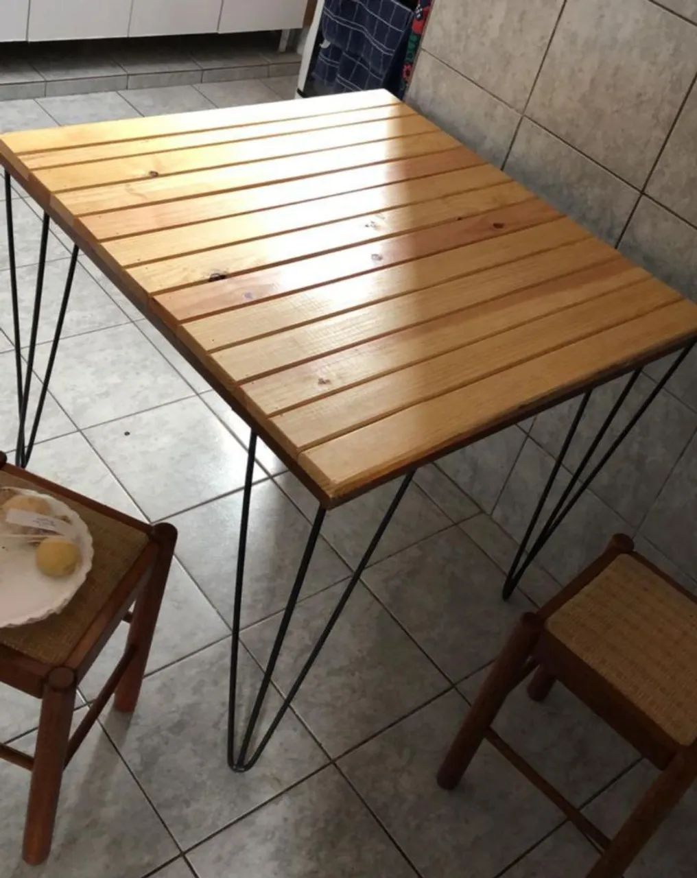 Mesa de madeira com pés de ferro