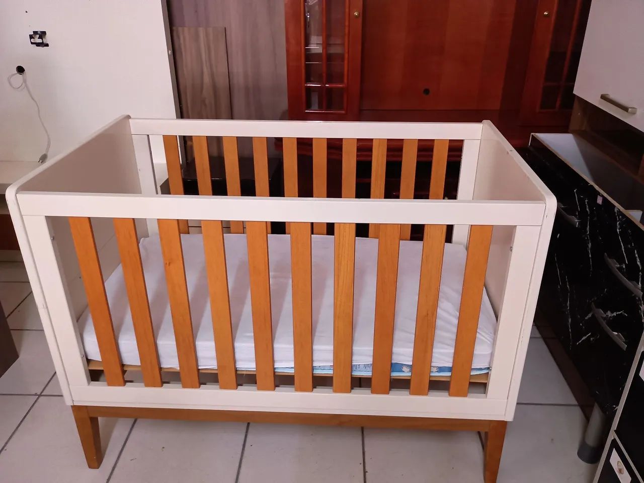 Berço de madeira branco e marrom