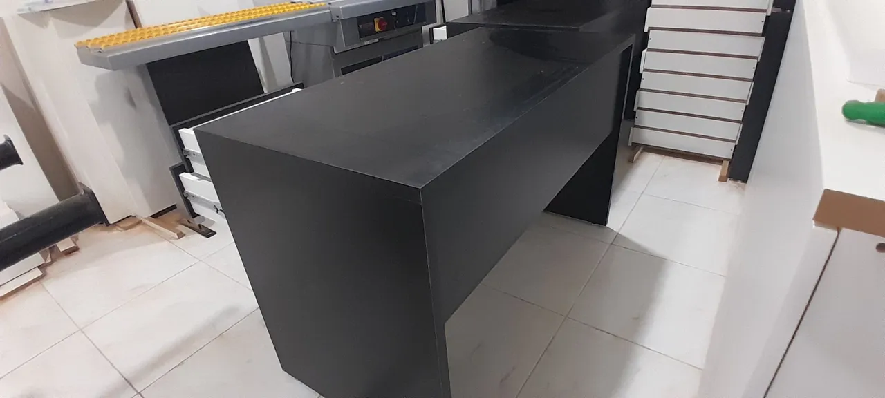 Mesa preta moderna para diversos ambientes