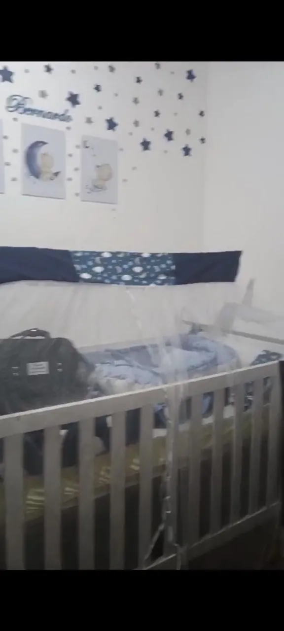 Berço de bebê com decoração temática