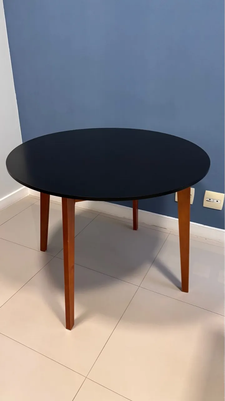 Mesa Redonda Preta (1,10 diâmetro) com Pés de Madeira