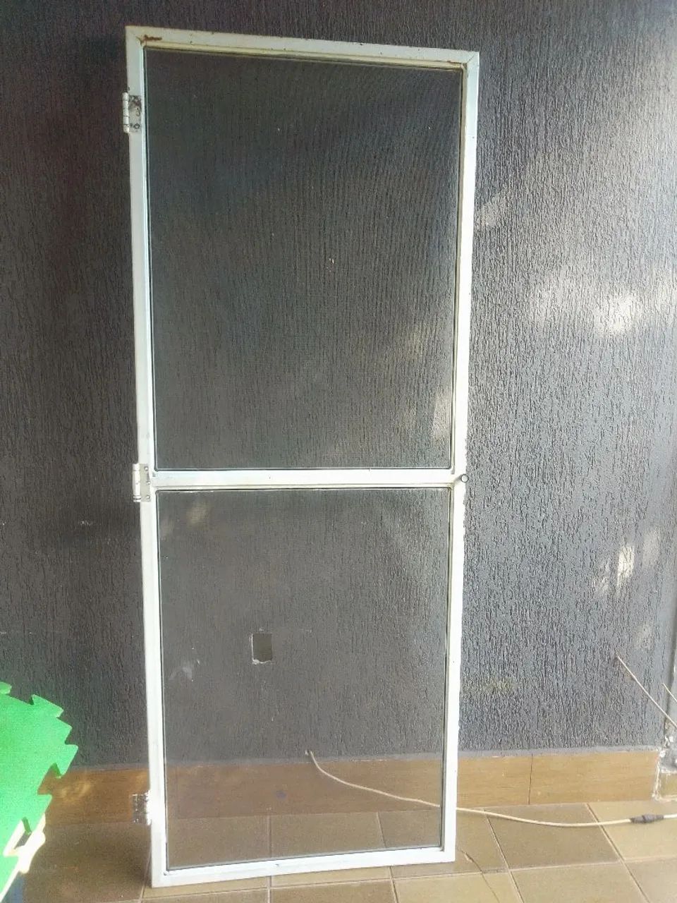 Porta Metálica com Tela Mosquiteira.