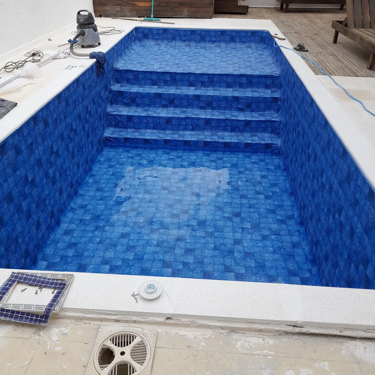 Piscina nova em azulejo
