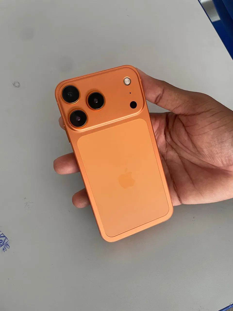 iPhone 11 na carcaça do 17