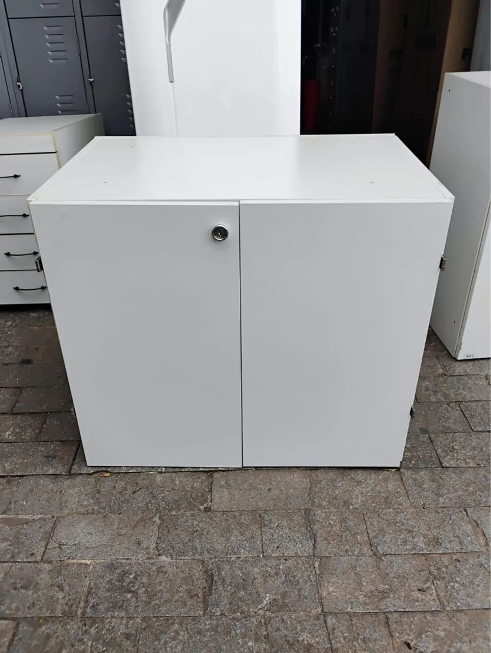 Armário baixo  com prateleira ajustável 