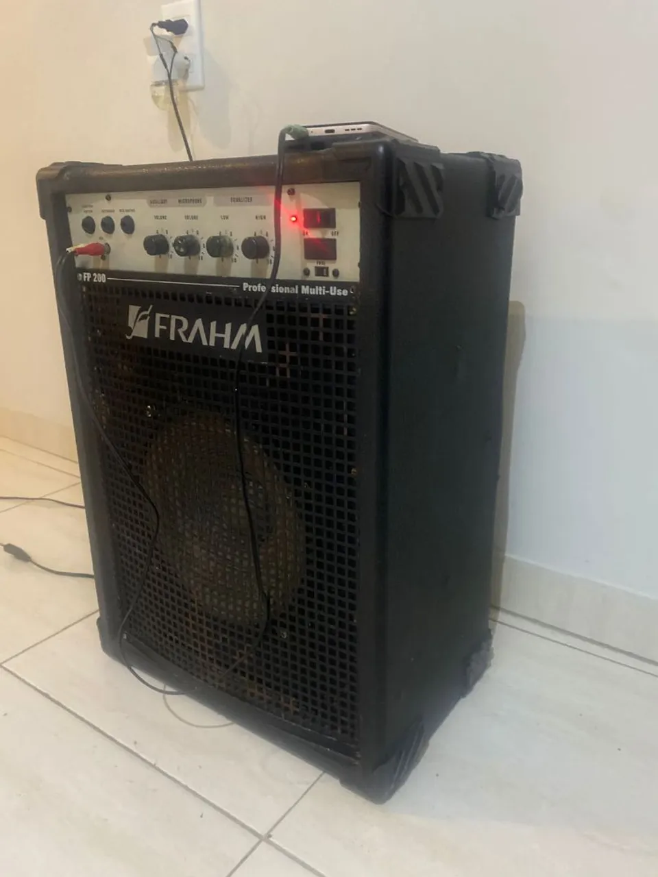 Caixa de som, incluso cabo para celular.