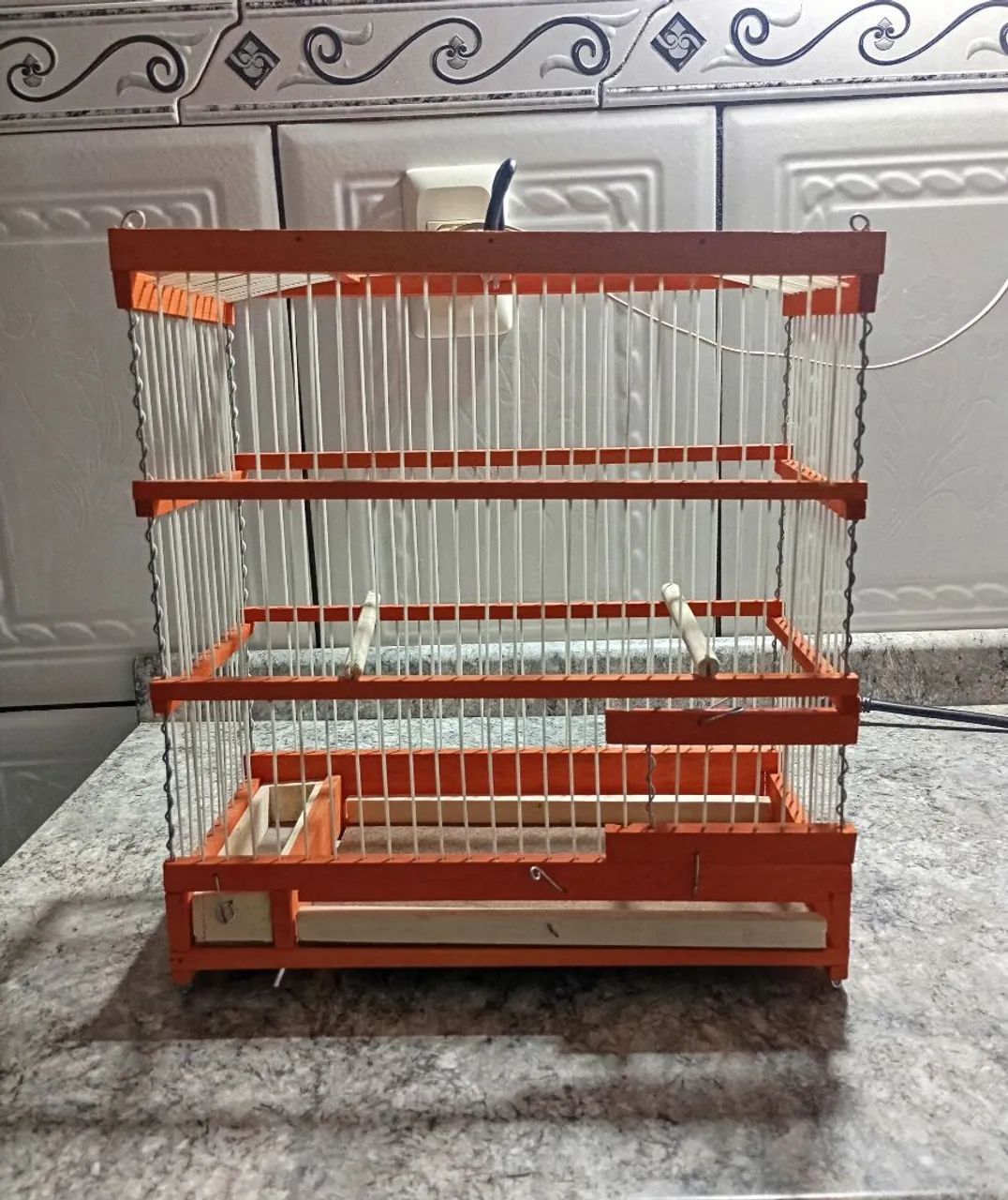 Gaiola de madeira e fibra.