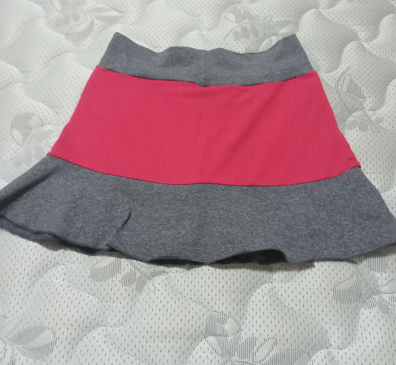 Conjunto Top e Saia Cinza e Rosa para Treino - Foto 3