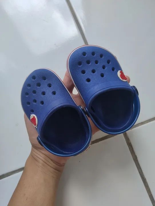 Chinelos Crocs infantis azul - nº 17/18 - Foto 4