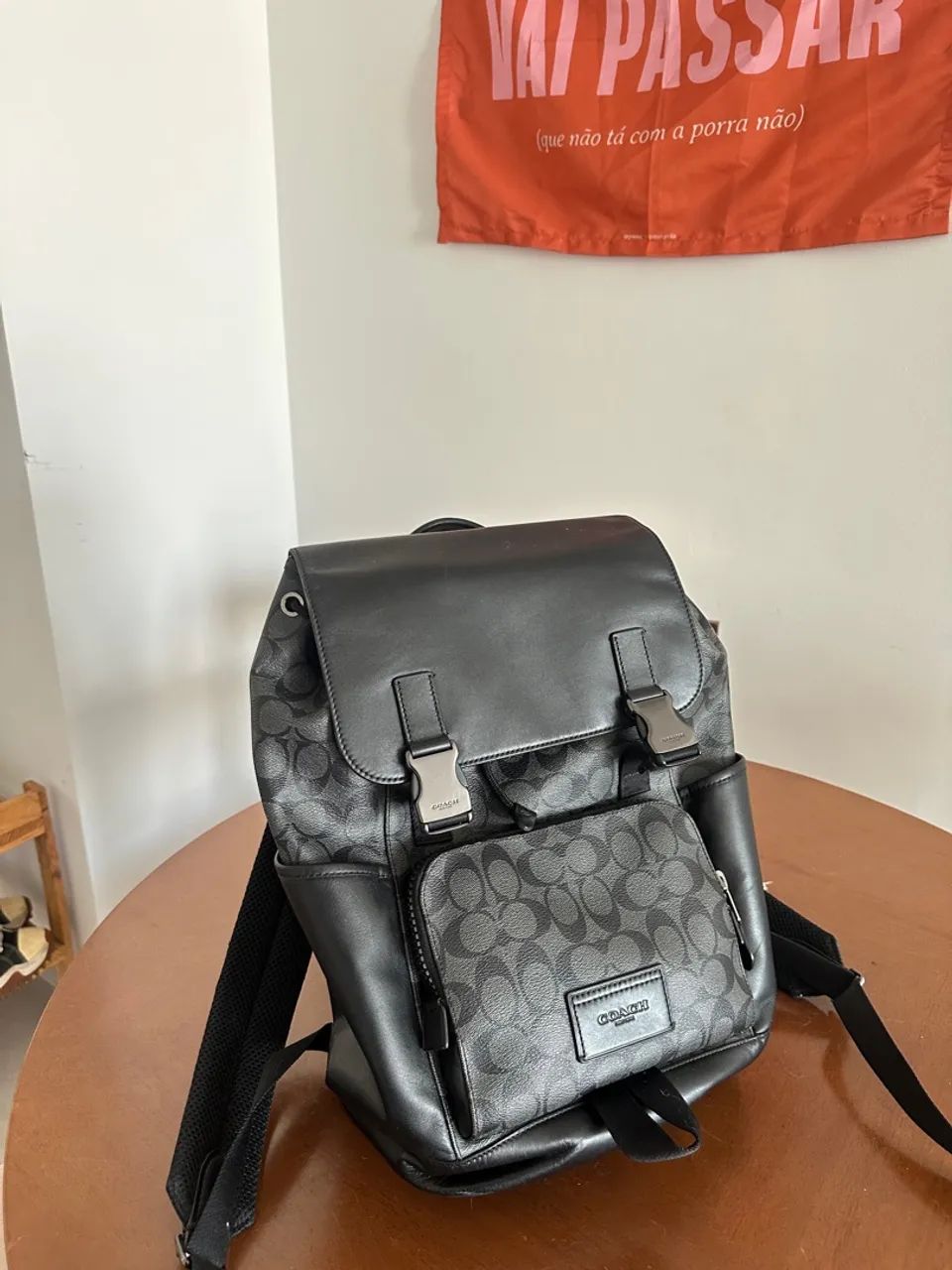 Mochila Coach Original League Flap Signature Coach - De couro, pouco usada - Foto 5