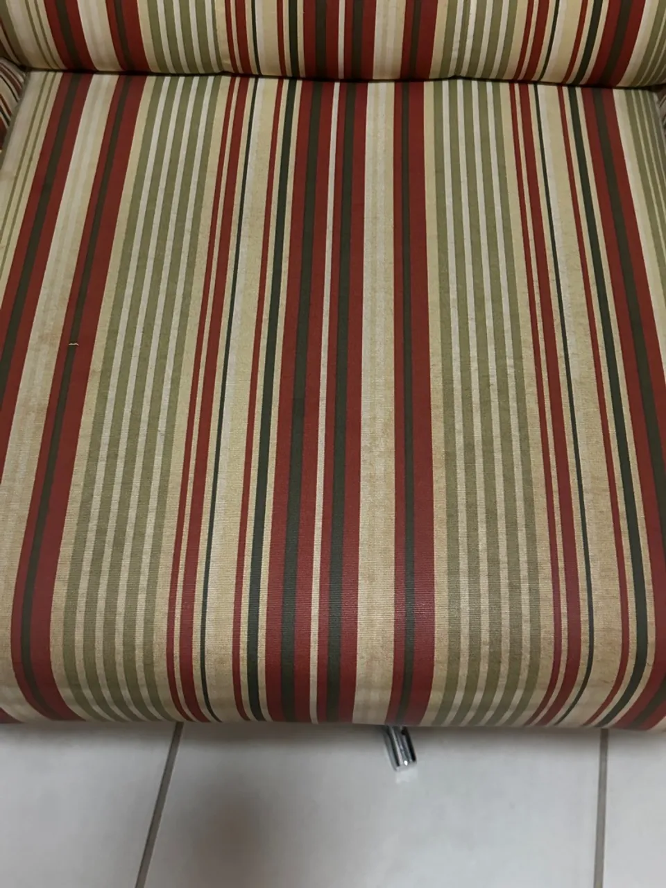 Poltrona listrada confortável e elegante