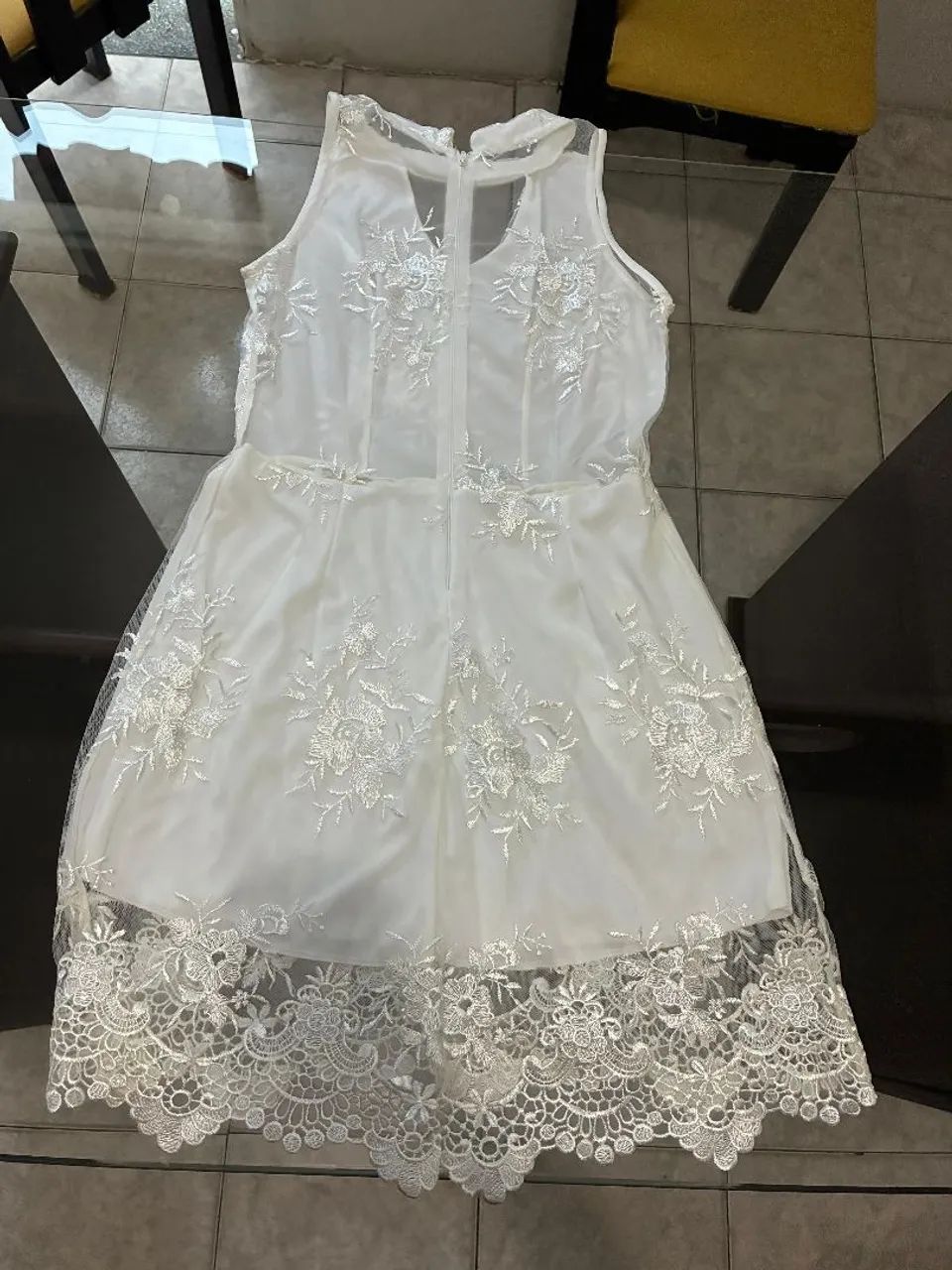 Vestido branco bordado com tela nas costas  - Foto 2