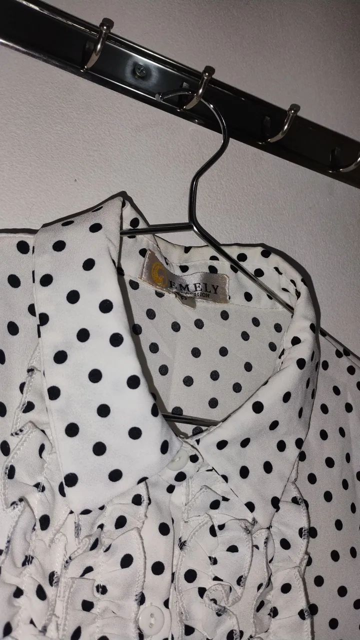 Camisa branca com bolinhas - Foto 2