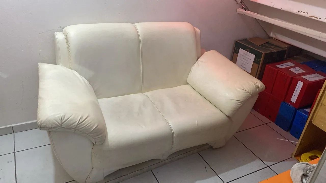 Poltrona estofada branca usada (sem pés)