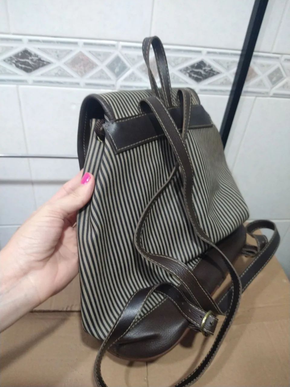Mochila listrada marrom e bege Eberle Fashion - Foto 2