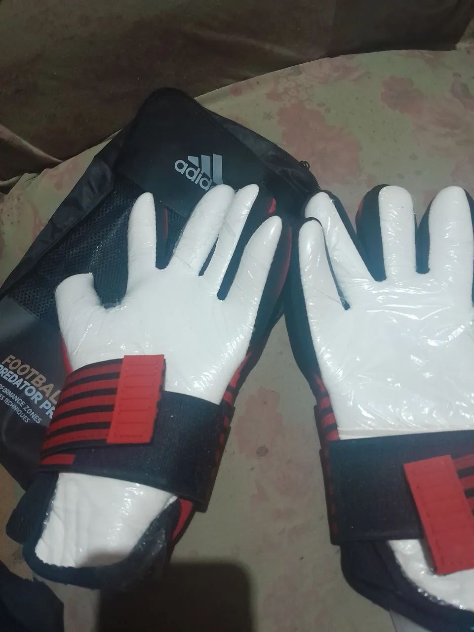 Luvas de Goleiro Adidas Predator Pro - Tamanho 09,luva no plástico  - Foto 2