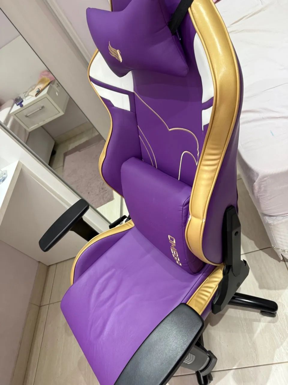 Cadeira Gamer Pichau Omega Roxo e Dourado - Foto 5