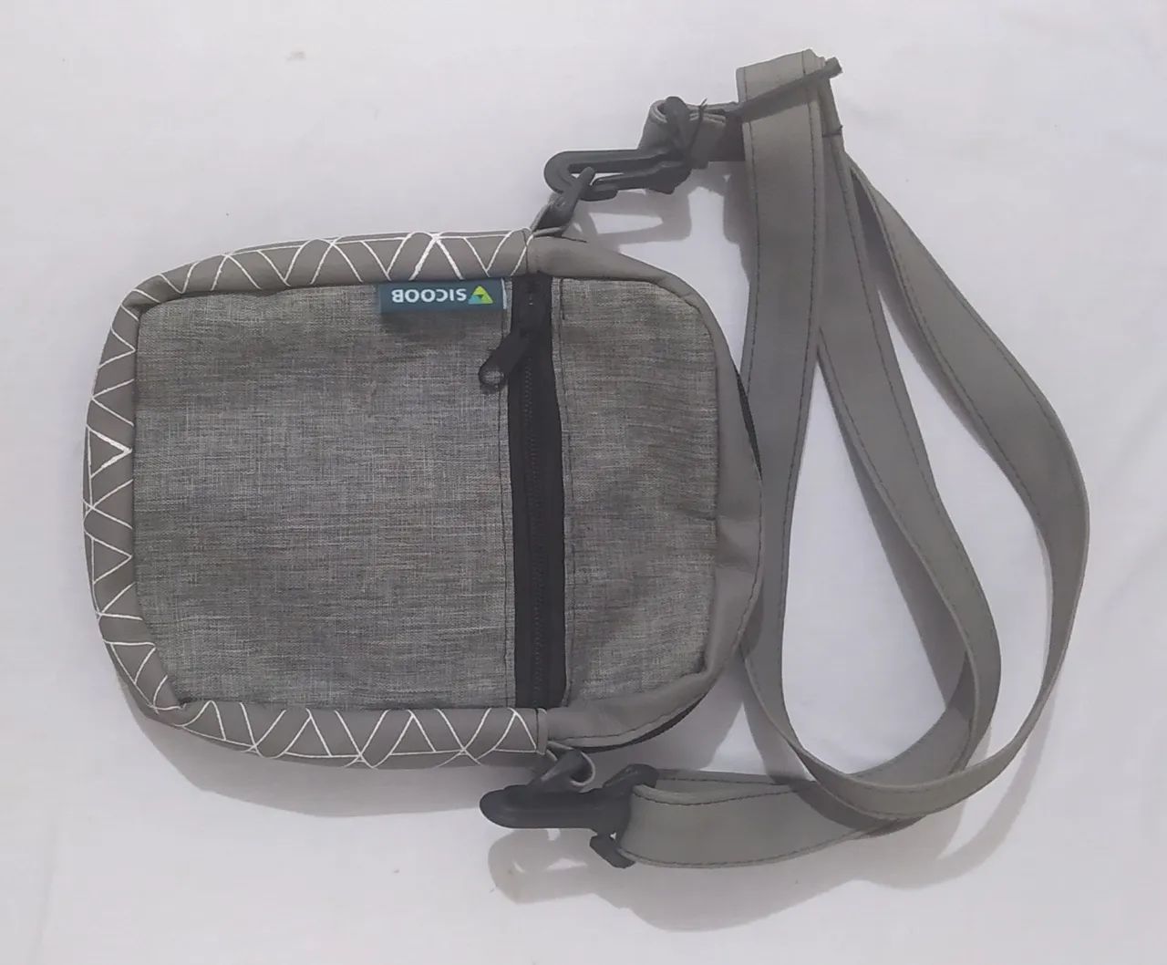 Bolsa de Ombro Cinza com Detalhes em Branco