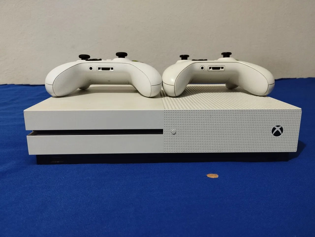 Xbox One S - 500GB 4k standart + 2 Controles