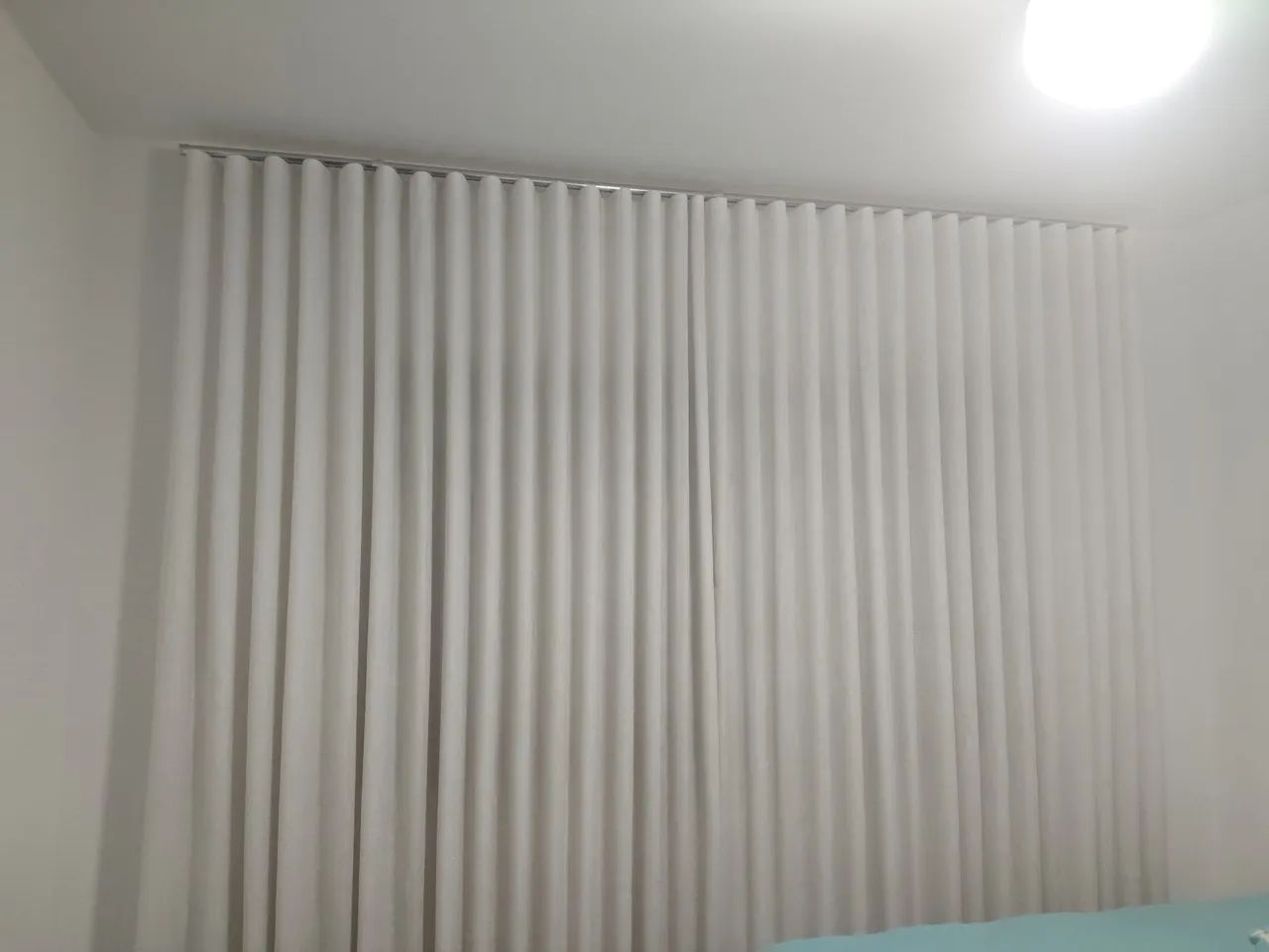 Cortinas de tecido branca com forro em linho e trilho suíço  - Foto 6