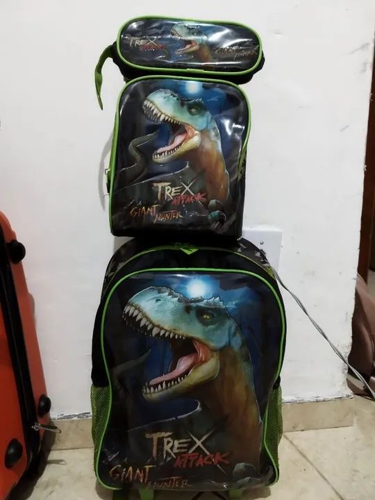 Mochila dinossauro semi nova 90,00 kit  - Foto 4
