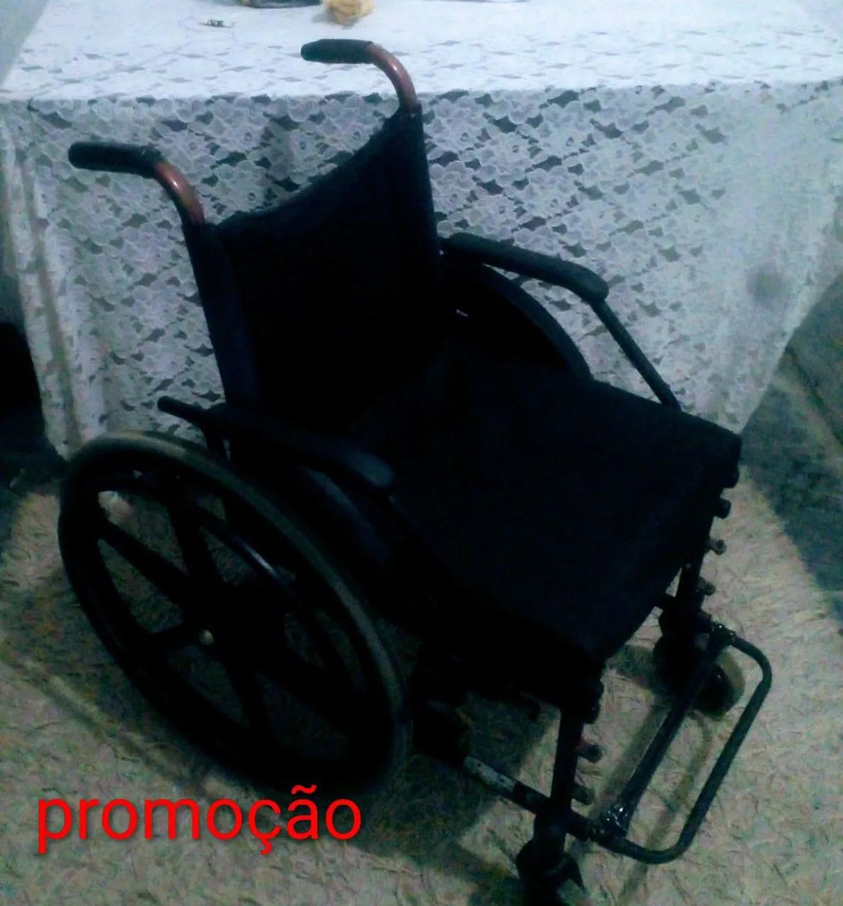 VENDO UMA CADEIRA DE RODAS SUPORTA ATÉ 150 KG LER DESCRIÇÕES TODA 