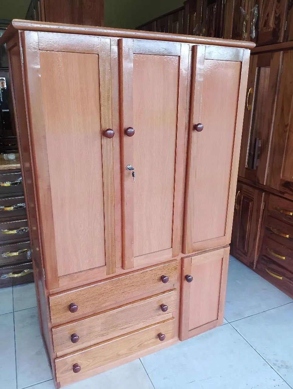 Guarda-Roupa de Madeira com 3 Portas e Gavetas - Foto 2