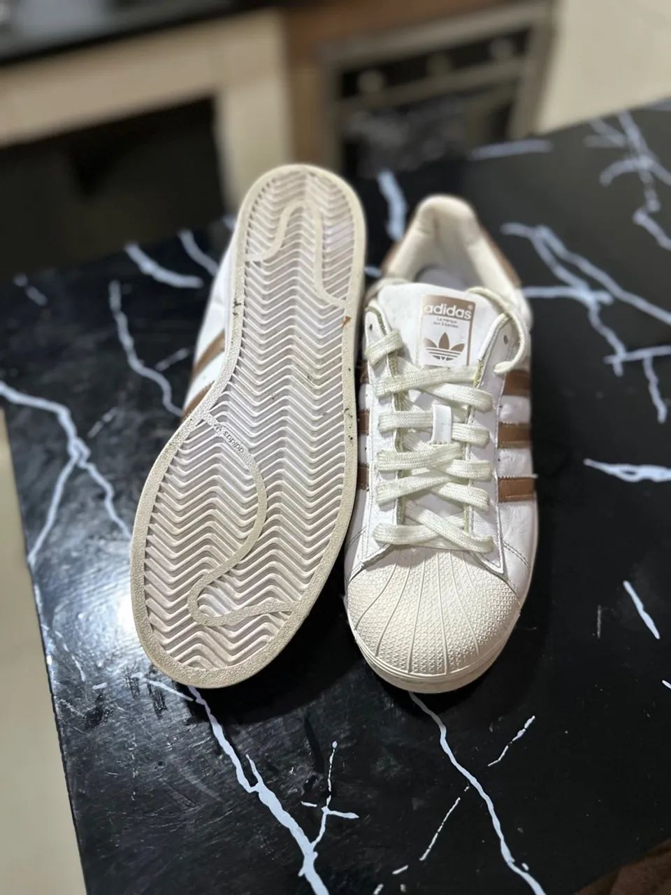 Tênis Adidas Superstar Branco e Dourado - Foto 2