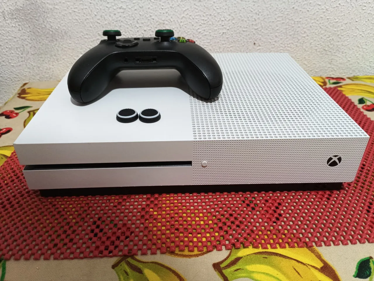 Xbox One S com controle e acessórios