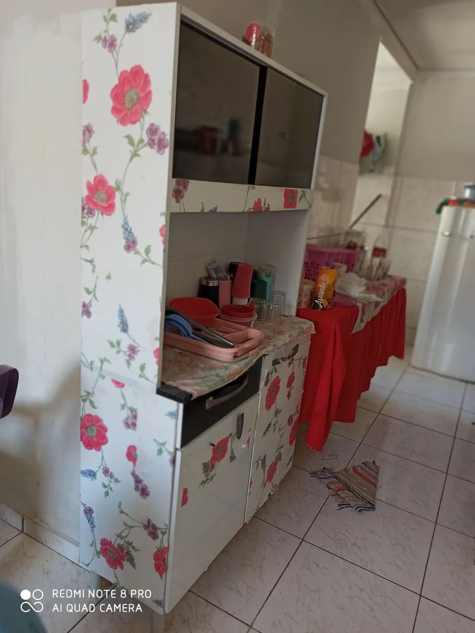 Armário de cozinha com prateleiras e portas