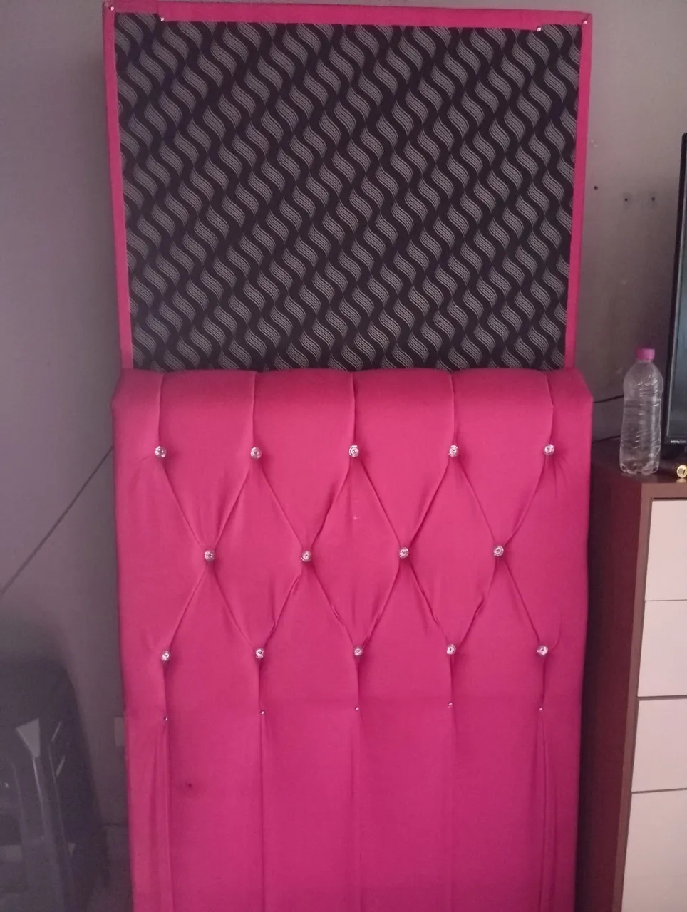 Cabeceira de Cama Estofada com Detalhes em Strass