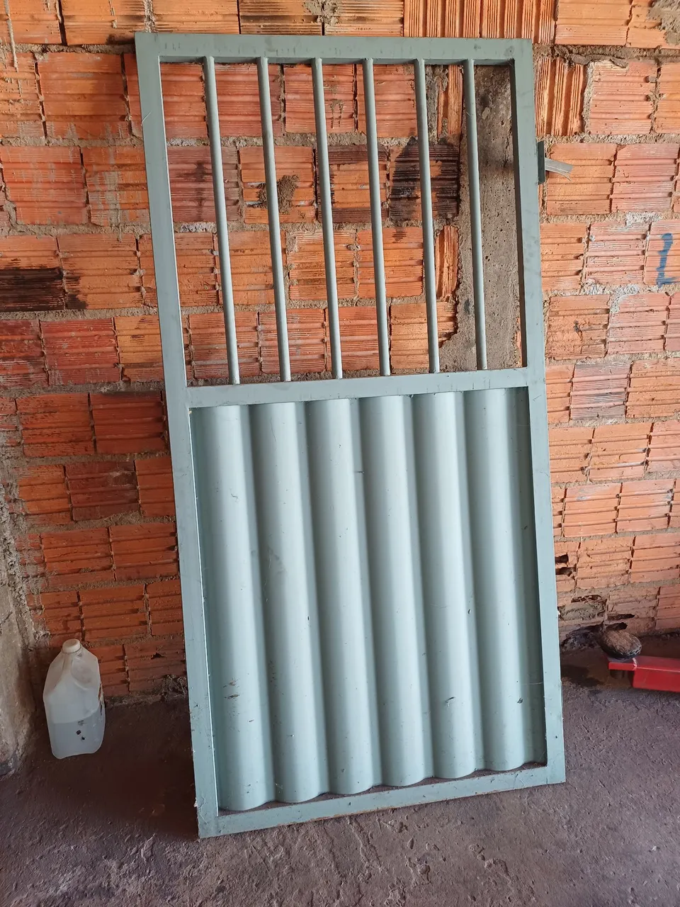 Portão de Aço com Design Moderno