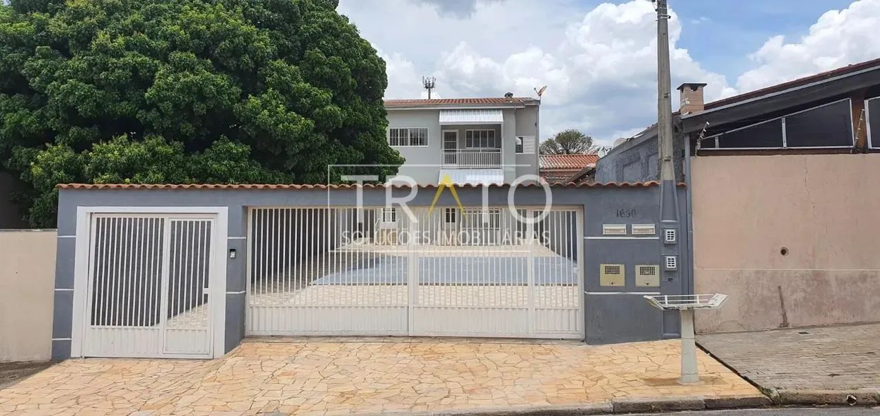 Com amplo quintal para 12 carros, com espaço para piscina