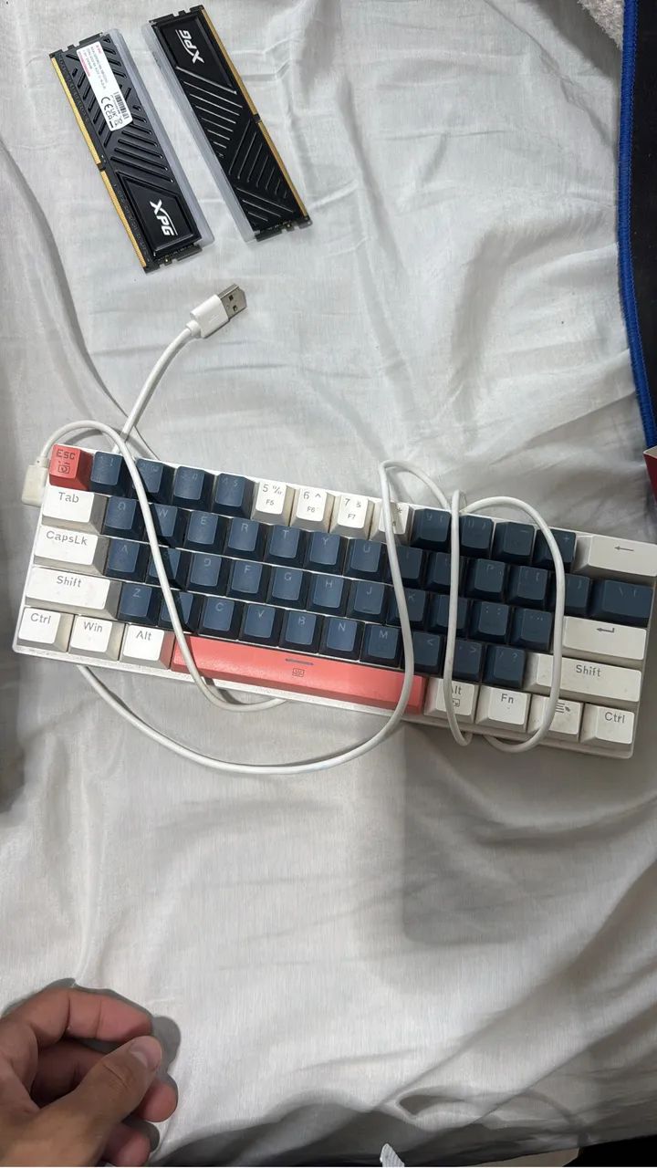 Teclado mecânico 60%  e mouse sem fio caixa e tudo!!