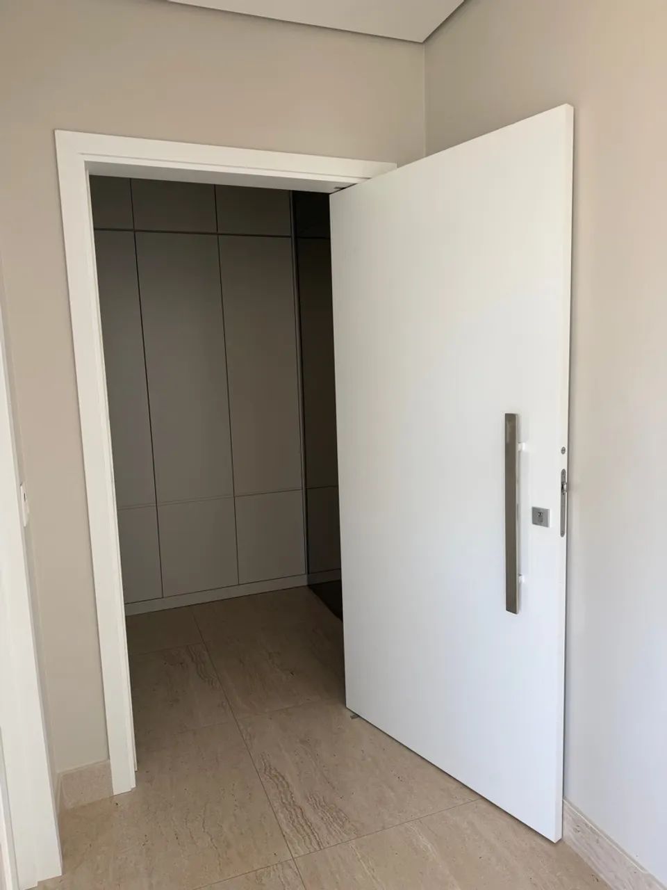 Porta entrada branca puxador imponente