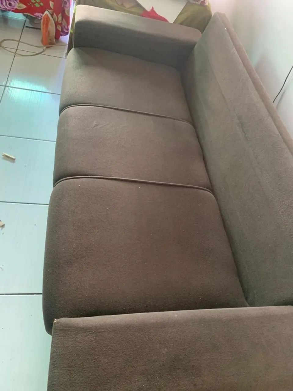 Vendo sofa 3 lugares e 4 cadeiras  - Foto 2