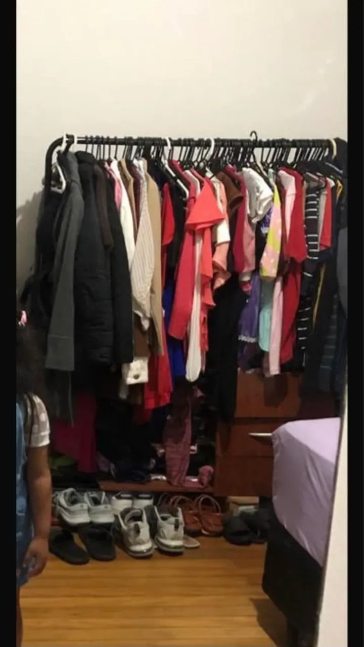 Vende-se uma arara de roupa