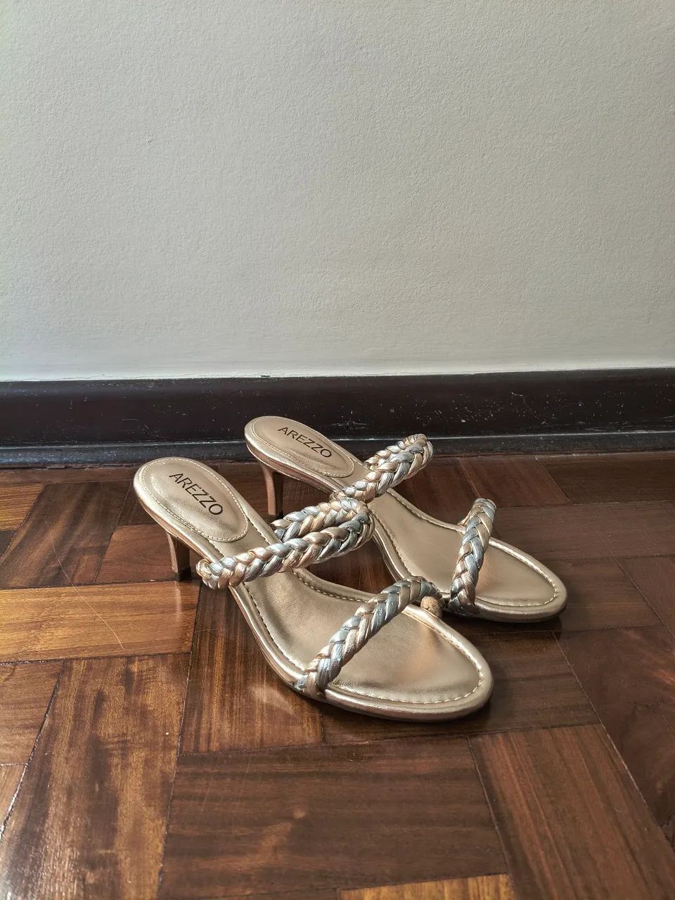 Tamanco Arezzo dourado - Foto 5