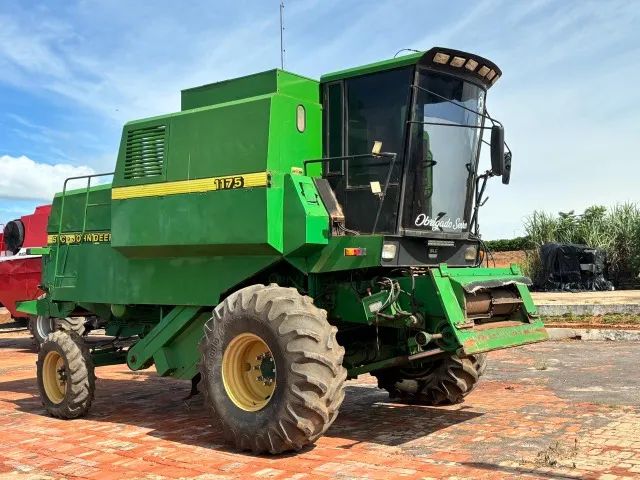 Colheitadeira - John Deere - 1175 - Ano 2.000 - (embreagem) com plataforma de soja 16 pés 