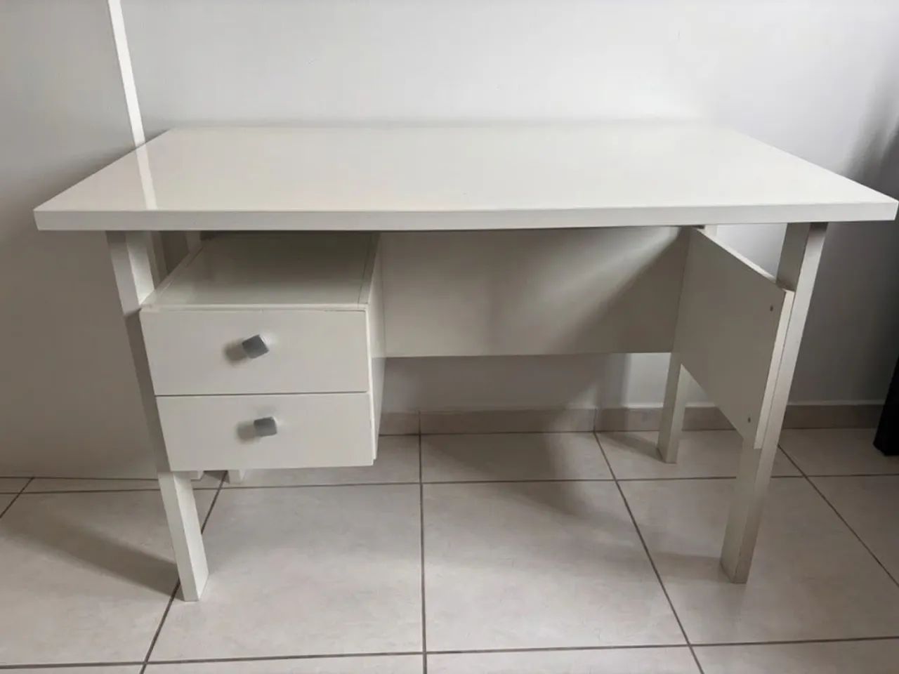 Mesa de escritório com gavetas