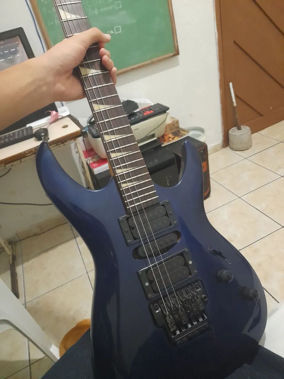 GUITARRA COM ASSINATURA DO RAFAEL BITTENCOURT 